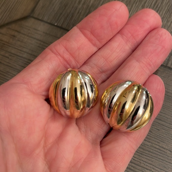 Vintage Round Two-tone Ribbed Clip Earrings - Picture 11 of 15
